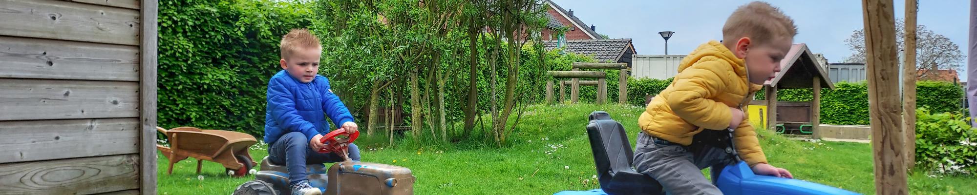 Jongens op traptractors