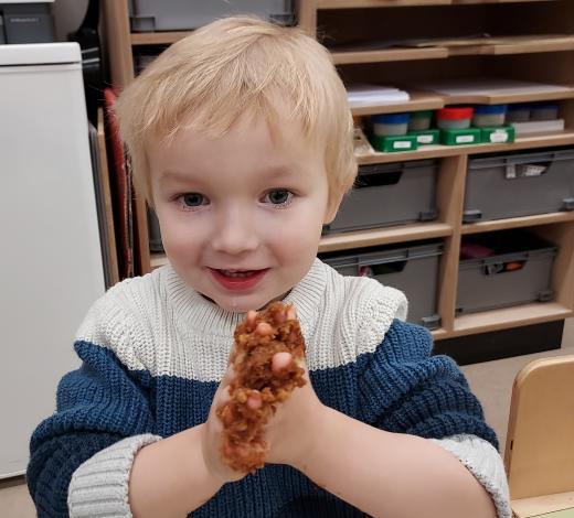 Jongetje speelt met peperkoek