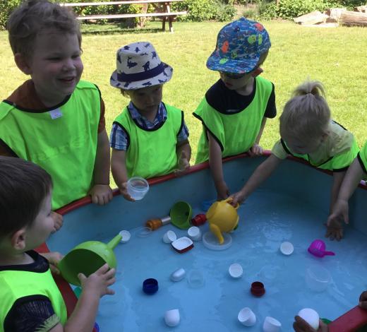 Buiten spelen met een watertafel