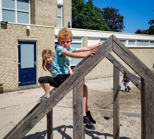 Twee kinderen op een klimtoestel