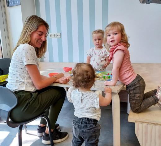 Kinderen van verschillende leeftijden spelen een spel